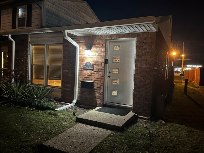 Building Photo - 701 Ferndale Ct