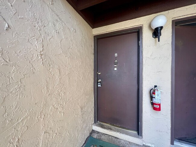 Foto del edificio - 2740 Hidden Lake Blvd