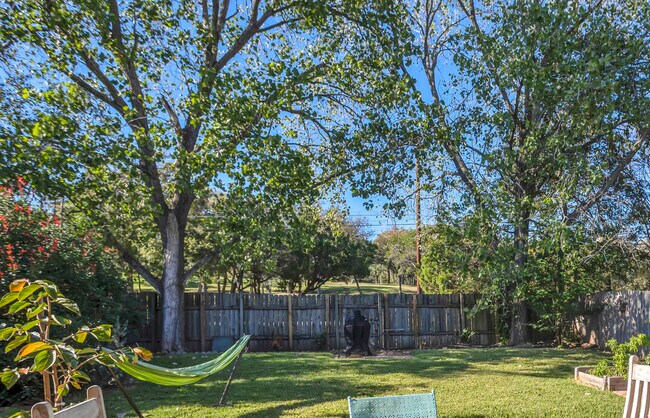 El patio trasero da a un espacio verde residencial de cinco acres. - 8600 Bisbee Ct