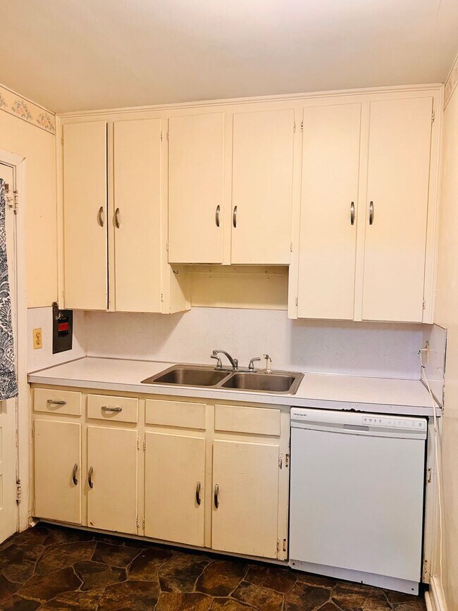 Building Photo - 2 Bedroom Coming Soon in Forest Acres!