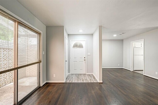 Foto del edificio - 13909 Oak Leaf Ln