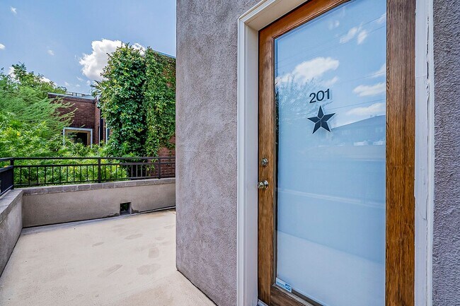 Foto del edificio - Live Downtown! Move Right In!
