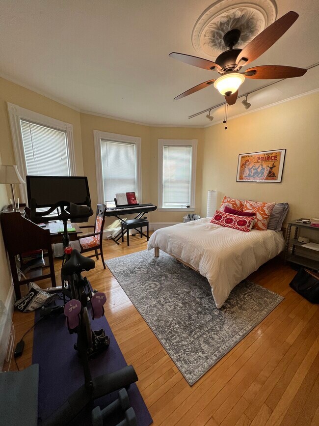 Building Photo - 176 Elm St