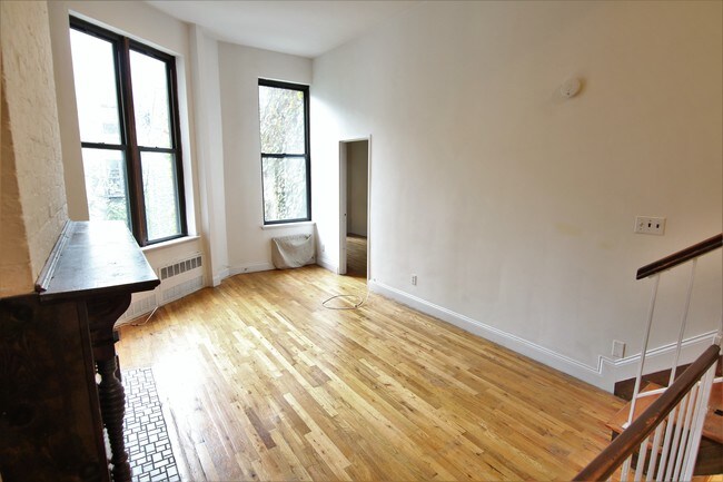 Building Photo - 115 W 74th St