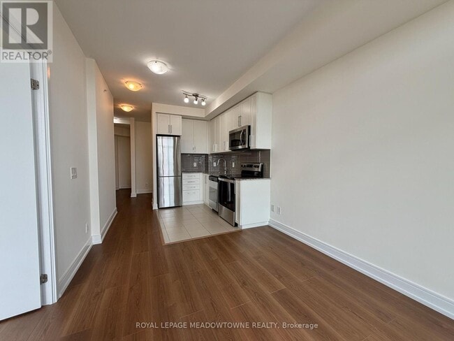 Building Photo - 840 Queens Plate Dr