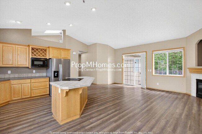 Foto del edificio - Spacious Three Bedroom Home in Clackamas!