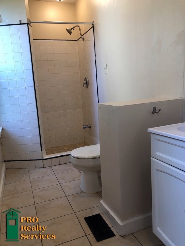 Building Photo - Main Level 3 Bedroom Duplex Unit