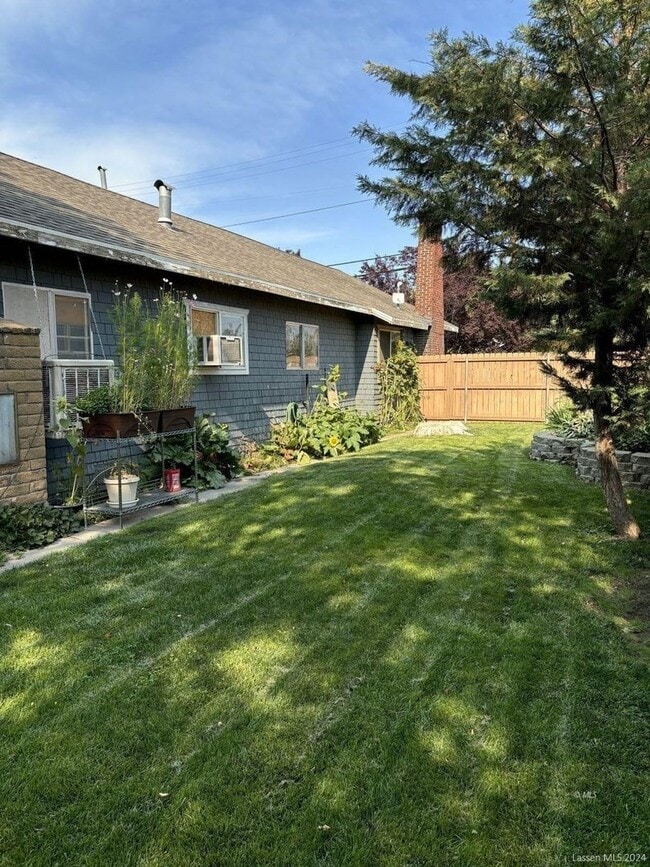 Building Photo - Large 4-bedroom, 3-bathroom home