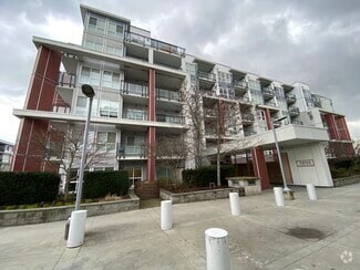 Building Photo - 10033 River Dr