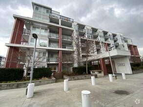 Building Photo - 10033 River Dr