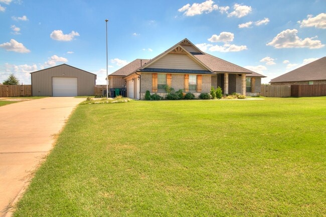Foto del edificio - 3 Bed, 2 Bath Home with Huge 20x140 Ft Wor...