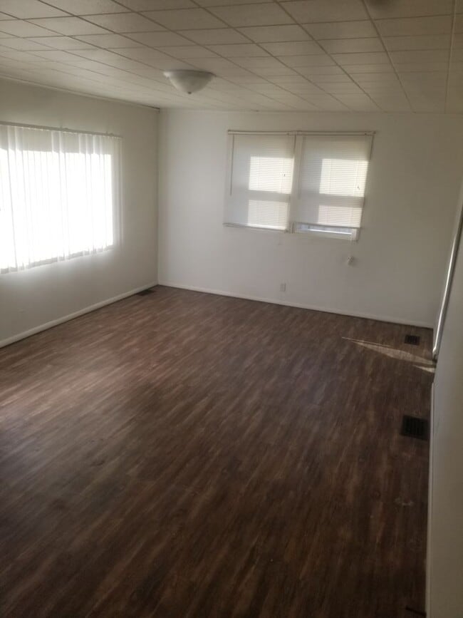 Building Photo - 2 bedroom home available in Rockford