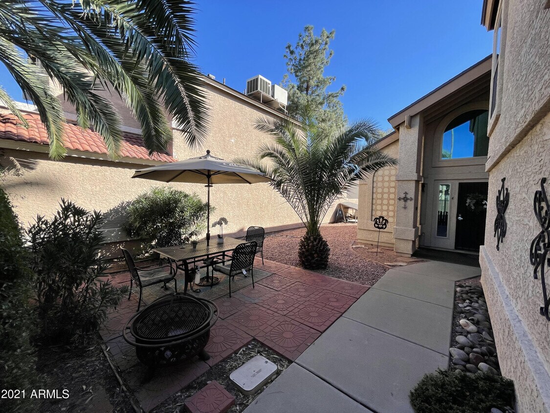 Primary Photo - 517 E Taro Ln