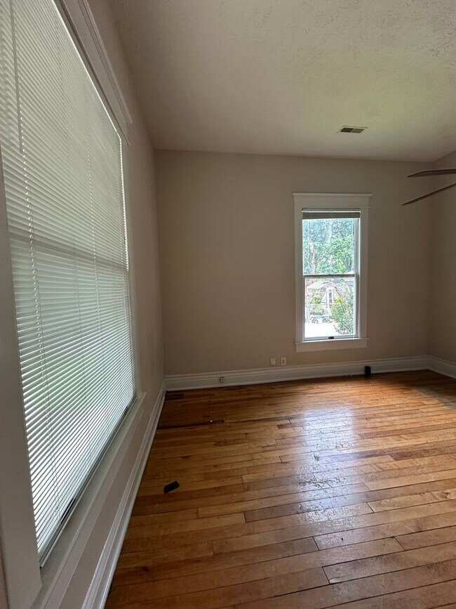 Building Photo - Beautiful and Spacious 2 BR 1 BA Apartment...