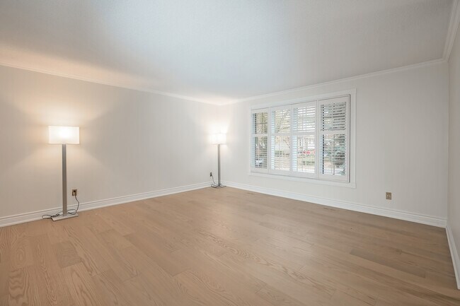 Building Photo - 475 Sparling Crescent