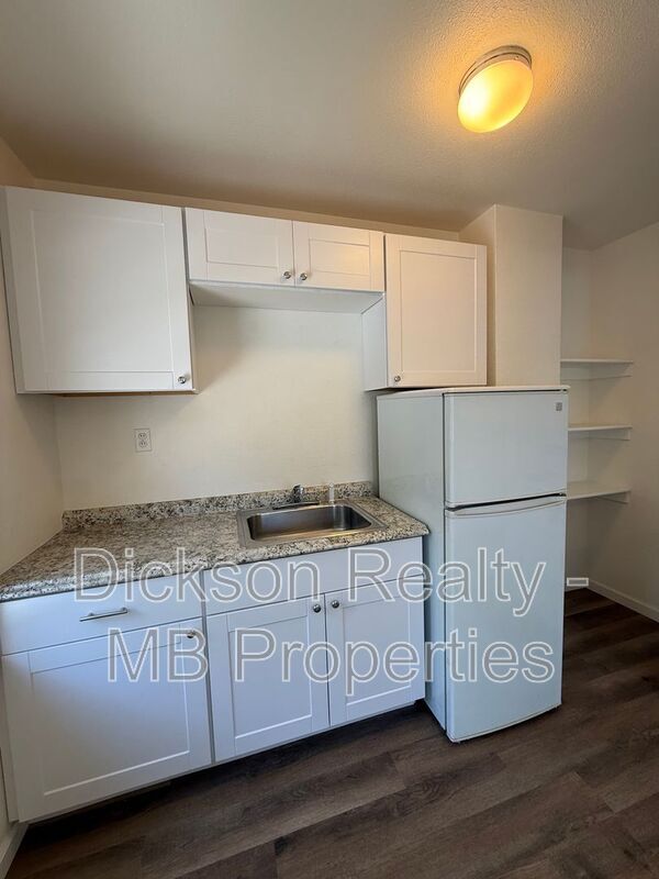 Building Photo - 56 1/2 S. Wells Avenue