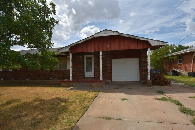 Building Photo - 72 SW 45th St, Lawton, OK 73505, USA