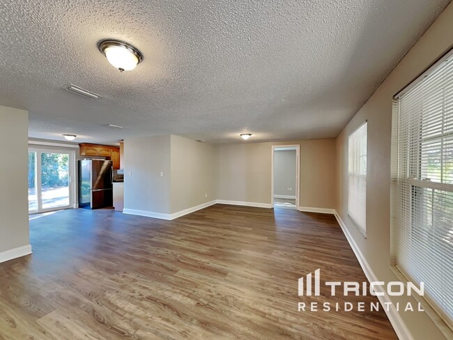 Building Photo - 1017 Jadewood Ave