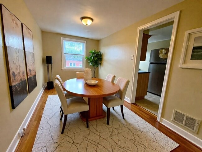 Building Photo - 3 Bedroom 1 Bathroom in Harrisburg!