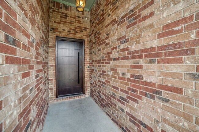 Building Photo - GORGEOUS 3-BEDROOM HOME WITH SPARKLING POOL