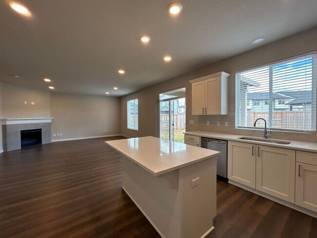 Building Photo - AVAILABLE FOR IMMEDIATE MOVE-IN!!!! Brand ...