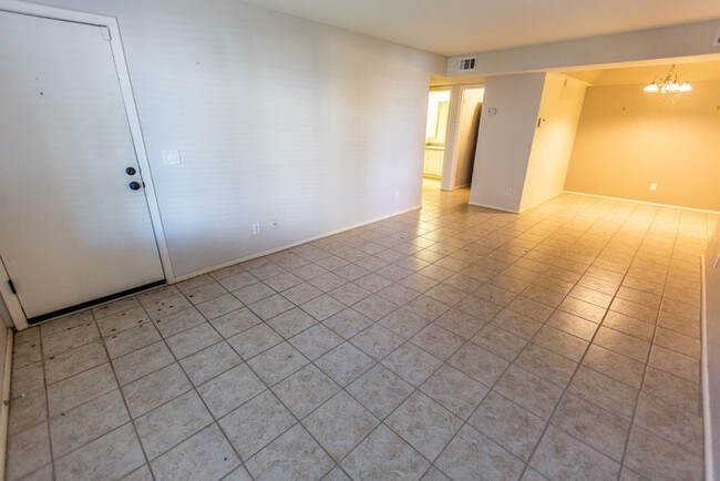 Building Photo - 1905 E University Dr