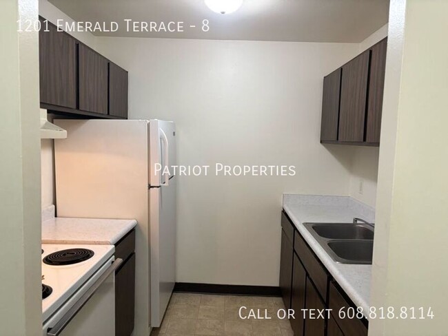 Building Photo - 1 bedroom/ 1 bath apartment in Sun Prairie...