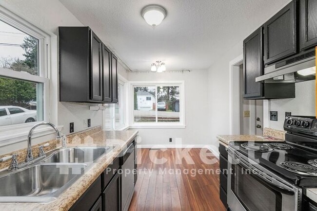 Building Photo - 3 Bedroom Charmer near PSNS and Hwy 3