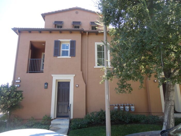 Primary Photo - Beautiful 2 + 2 Westridge Townhouse Valencia