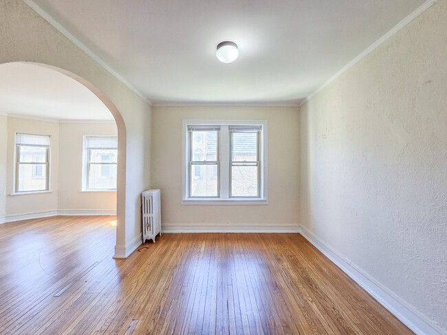 Building Photo - 1426 W Farwell Ave
