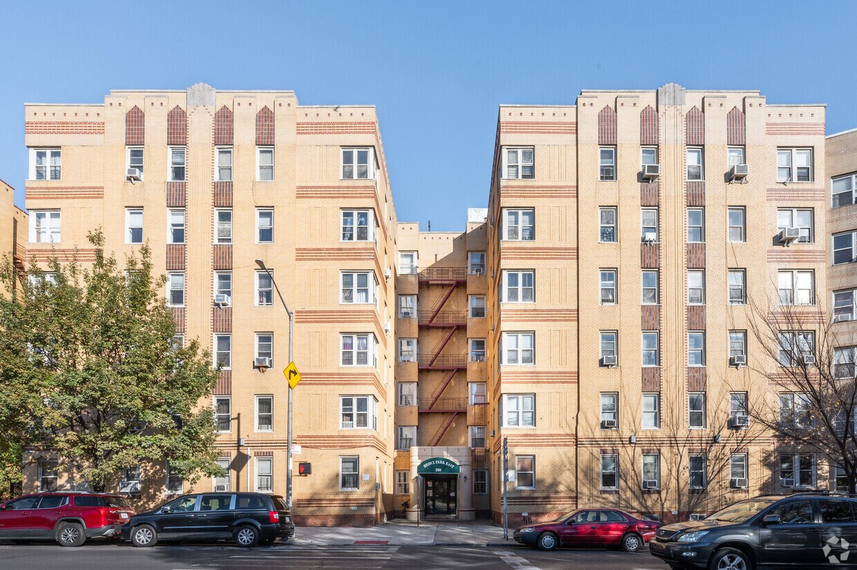 Building Photo - 2166 Bronx Park E