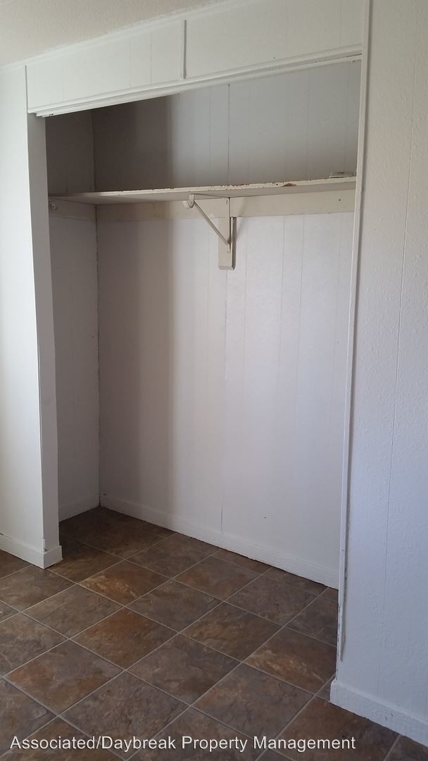 Building Photo - 3 br, 1 bath House - 14653 Tieton Dr