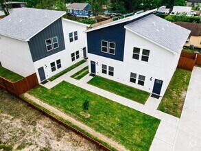 Building Photo - 2413 Glen Ln