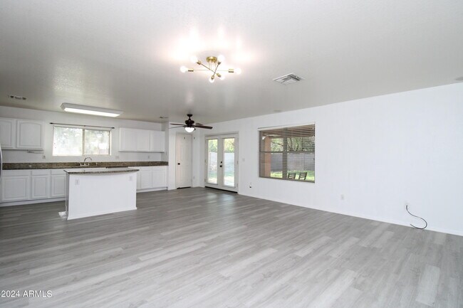 Building Photo - 2112 E Wildhorse Dr