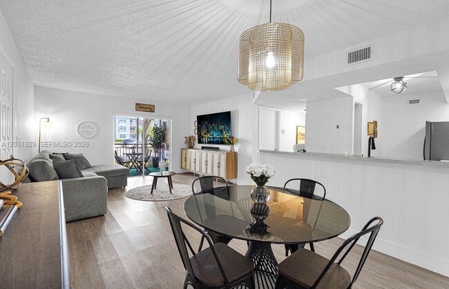 Foto del edificio - 8680 SW 212th St