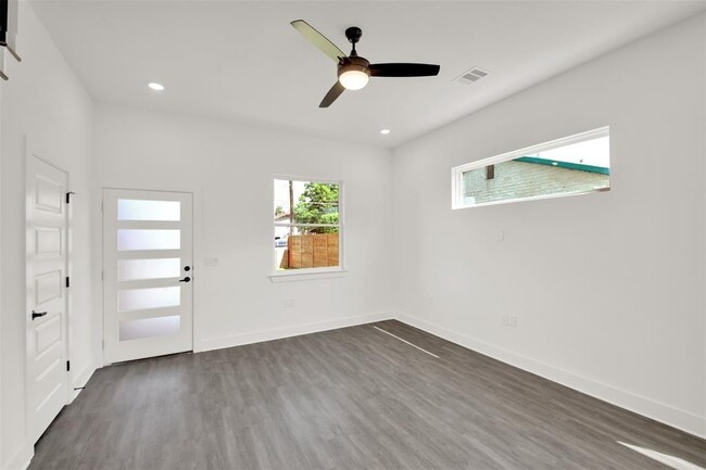 Foto del edificio - 7601 Carver Ave