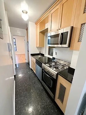 Building Photo - 232 E 84th St