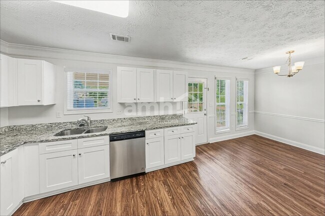 Building Photo - 1772 N Oak Dr
