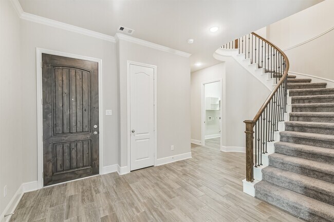 Building Photo - 210 Liatris Ct