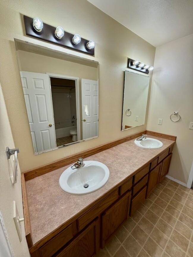 Building Photo - Spacious 2-Bedroom Townhouse in Bozeman – ...