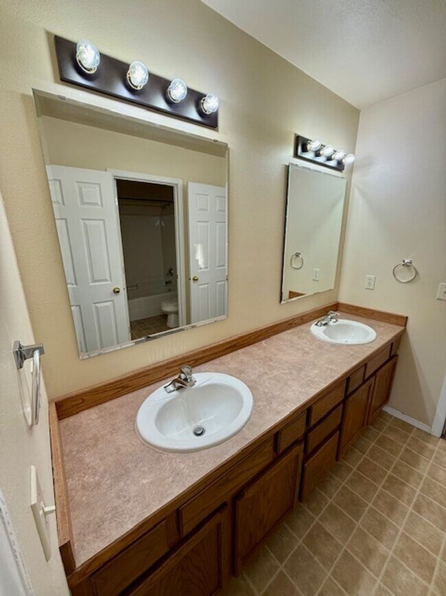 Building Photo - Spacious 2-Bedroom Townhouse in Bozeman – Prime Location!