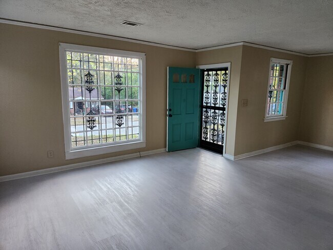 Building Photo - 2819 Schaul St