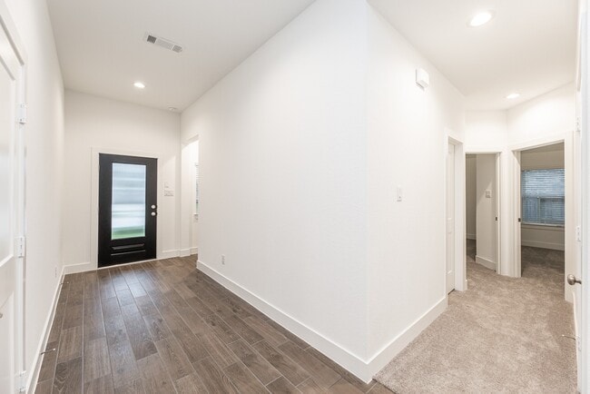 Building Photo - 4604 Mustang Run Dr