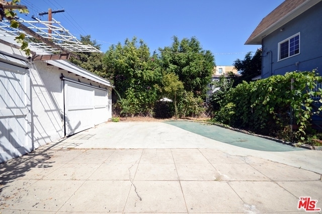 Building Photo - 889 Crenshaw Blvd