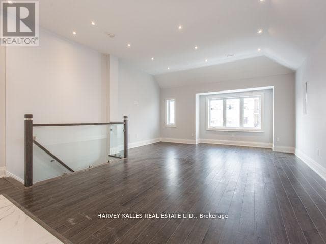 Building Photo - 989 Avenue Rd