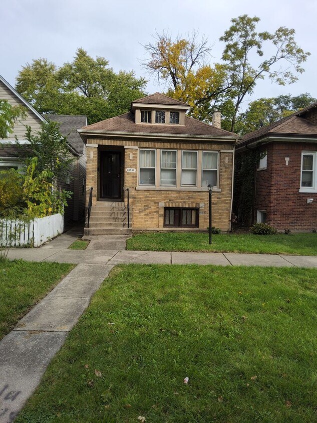 Primary Photo - Welcome to this Chicago-style brick Bungal...
