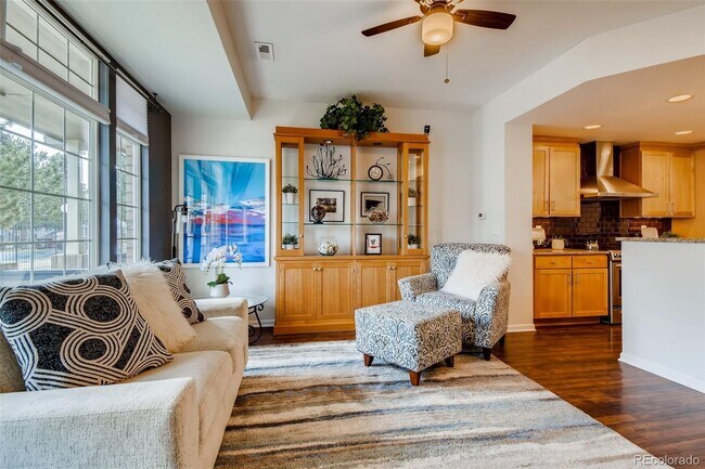Sala de estar - 1145 W 112th Ave