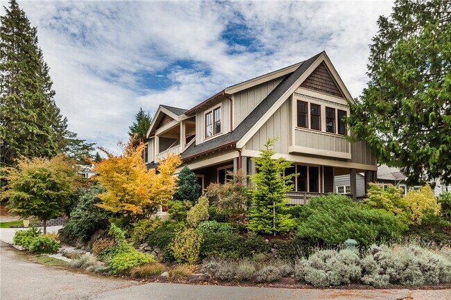 Foto del edificio - Meticulously designed Craftsman in North Beach with private beach access.