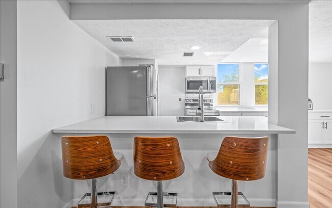 Building Photo - Newly Renovated Blackstone Gem!