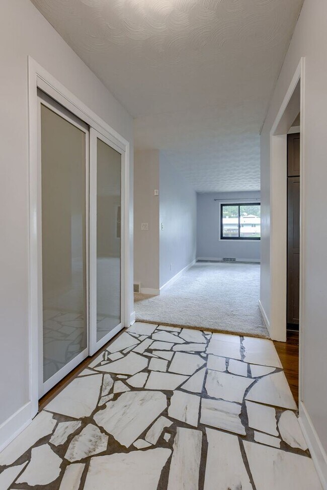Foto del edificio - Great Bellevue Home With Tons Of Space!!